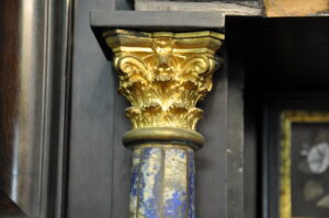 Capitello in bronzo cesellato e dorato